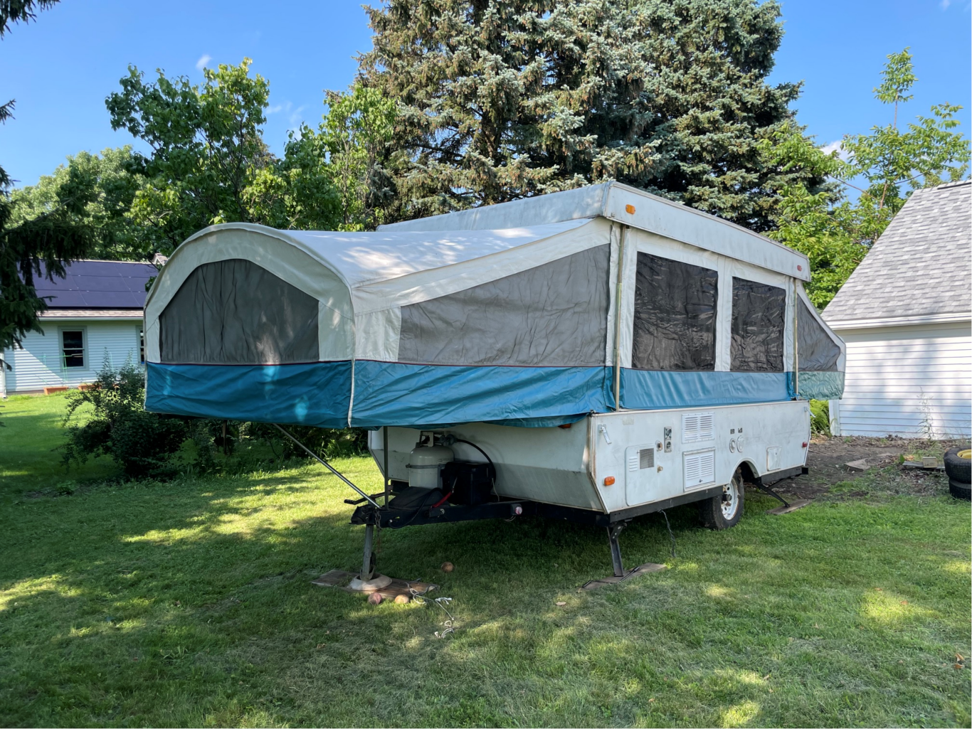 Want to get rid of an old pop-up camper? We offer nationwide pop-up camper removal and eco-friendly recycling based on The Recycle Guide standards.